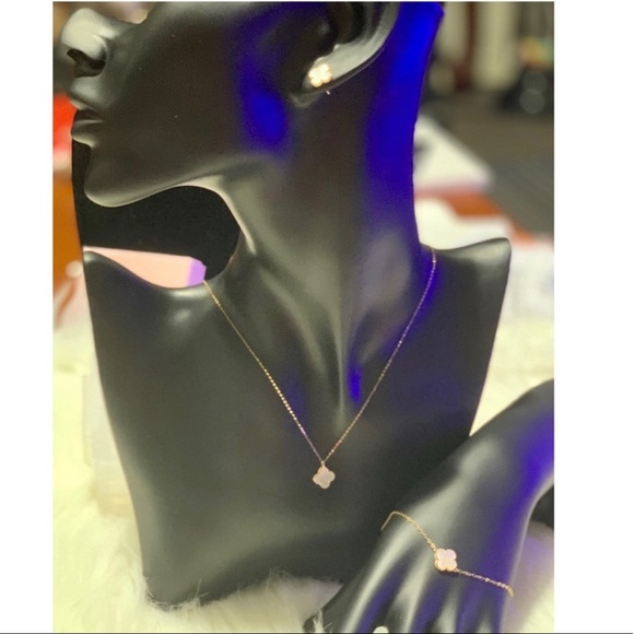 18k Solid Gold Clover Set - Picture 2 of 9